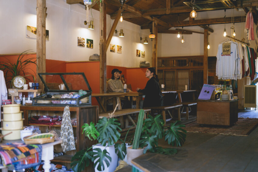 店内には旅先で撮った写真が飾られる