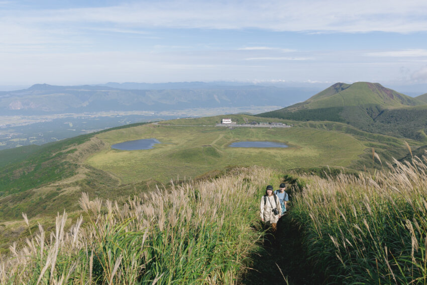眼下には草原とその背後に杵島岳。遠くには阿蘇の外輪山が見えます