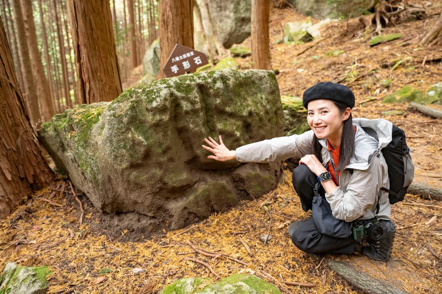 「すごい！ ほんとに大きな手形に見える！」手形石の深くえぐれた溝が、5本指の跡のように見えます